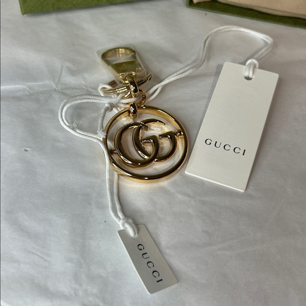 Gucci double G keychain in gold with box, shopping bag, and box - Picture 3 of 10